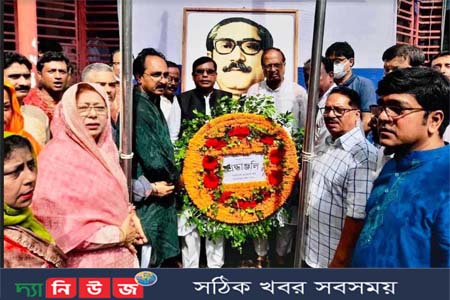 মেহেরপুরে আওয়ামীলীগের প্রতিষ্ঠা বার্ষিকী উপলক্ষে পতাকা উত্তোলন এবং বঙ্গবন্ধু'র প্রতিকৃতিতে পুষ্পমাল্য অর্পণ