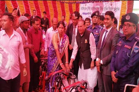ফরিদপুরে খামারিদের মাঝে মিল্কিং মেশিন বিতরণ