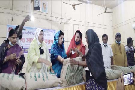 মধুখালীতে অসহায় মানুষের মাঝে খাদ্য সামগ্রী বিতরন