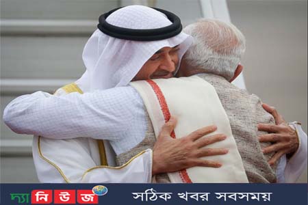আবু ধাবি রাষ্ট্রপতির সাথে আলিঙ্গনাবদ্ধ হলেন ভারতের প্রধানমন্ত্রী