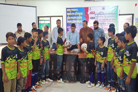 বাগেরহাটের মোরেলগঞ্জে জেলা চ্যাম্পিয়ান ফুটবলদলকে সংবর্ধনা ও ক্রীড়াসামগ্রী বিতরণ
