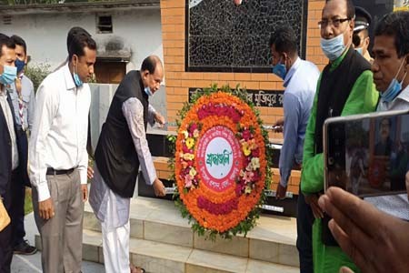 বঙ্গবন্ধু শেখ মুজিবুর রহমান এঁর জন্মবার্ষিকী উপলক্ষপে বঙ্গবন্ধুর প্রতিকৃতিতে পুষ্পস্তবক অর্পণ করলেন রেলপথ মন্ত্রী