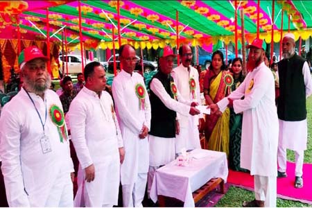 আগৈলঝাড়ায় স্বাধীনতা দিবসে ১৬ শহীদ মুক্তিযোদ্ধা পরিবারকে সংবর্ধনা