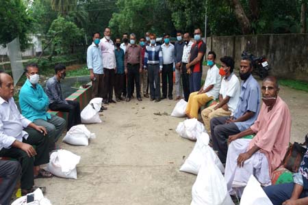 নবীগঞ্জে ৩০ জন পুরোহিতের মাঝে প্রধানমন্ত্রীর ত্রানসামগ্রী বিতরন