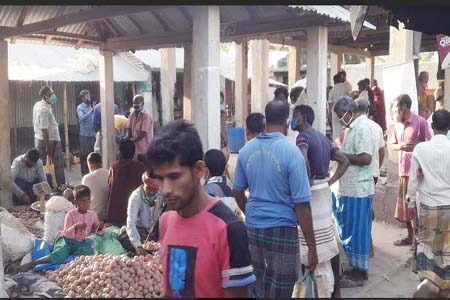 নন্দীগ্রাম উপজেলাতে কোথাও মানা হচ্ছেনা স্বাস্থ্যবিধি, উচ্চ করোনা ঝুঁকিতে উপজেলাবাসী