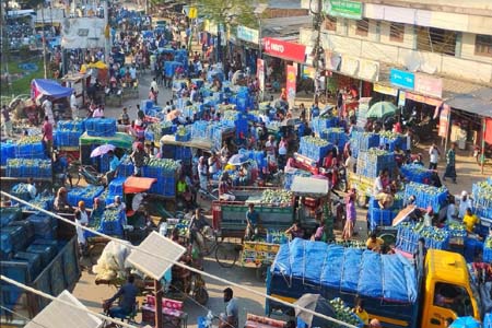 আম ব্যবসায়ীর কাছে জিম্মি কৃষক
