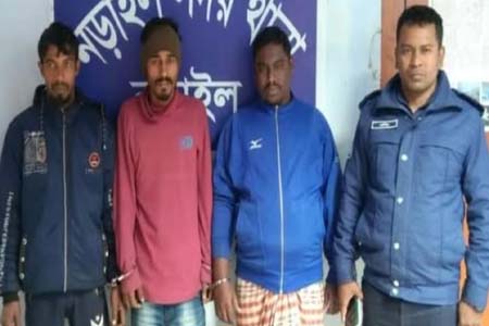 নড়াইল সদর থানা পুলিশের অভিযানে তিনটি চোরাই ব্যাটারী চালিত ইজিভ্যানসহ গ্রেফতার ৩