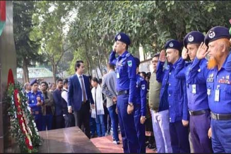 নড়াইলে শ্রদ্ধায় শহীদ বুদ্ধিজীবীদের স্মরণ করেন এসপি মেহেদী হাসান