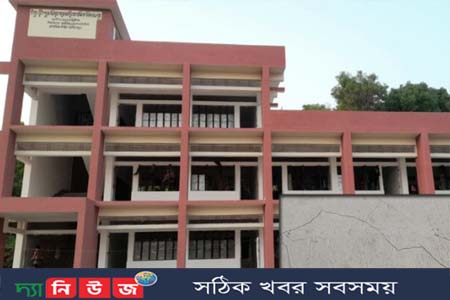 নড়াইলে নবনির্মিত সরকারি প্রাথমিক বিদ্যালয় ভবন হস্তান্তরের আগেই ফাটল!