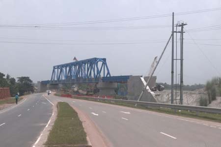 নড়াইলের মধুমতি সেতু চালুর পর একের পর এক উন্নয়ন প্রকল্পে বদলে যাচ্ছে আর্থ সামাজিক অবস্থা শিল্পায়নের ছোঁয়া 