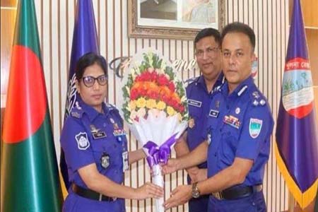 নড়াইলের প্রথম নারী এসপি সাদিরা খাতুন'র খুলনা রেঞ্জ ডিআইজি'র সাথে সৌজন্য সাক্ষাৎ 