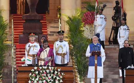 ভারতের প্রধানমন্ত্রী হিসেবে শপথ নিয়েছেন নরেন্দ্র দামোদর দাস মোদি