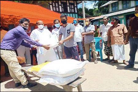 নিখিলের পরিবারে সহায়তা