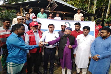 সিত্রাং: নোয়াখালীতে ক্ষতিগ্রস্তদের সহায়তা দিলেন আ.লীগ নেতৃবৃন্দ