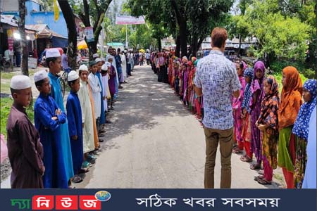 পায়ুপথে টর্চলাইট ঢুকিয়ে নির্যাতন