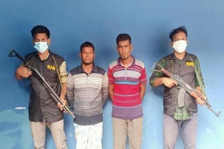 নোয়াখালীতে বিপুল পরিমান আগ্নেয়স্ত্র ও নগদ টাকাসহ আটক ২