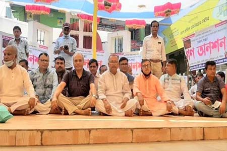 সাম্প্রদায়িক সহিংসতা বন্ধের দাবীতে নোয়াখালীতে গণঅনশন  