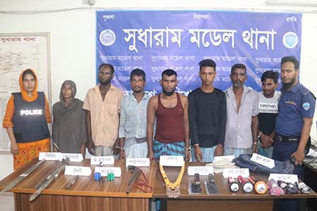 নোয়াখালীতে ১ নারীসহ ৬ ডাকাত গ্রেফতার, গুলি উদ্ধার