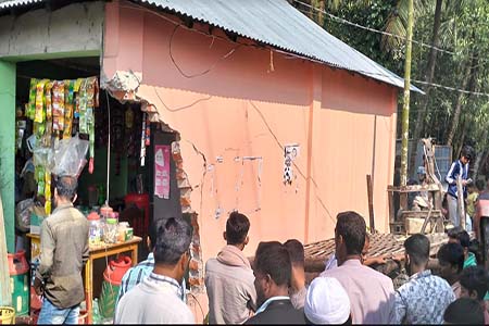 নোয়াখালীতে নিয়ন্ত্রণ হারিয়ে ট্রাক্টর দোকানে