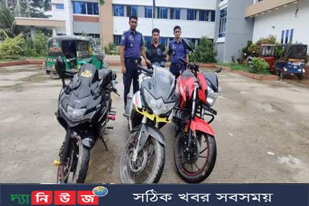 নোয়াখালীতে তিনটি চোরাই মোটরসাইকেলসহ গ্রেপ্তার-১