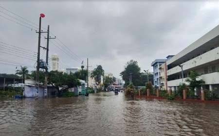 বৃষ্টিতে ডুবল নোয়াখালী শহর