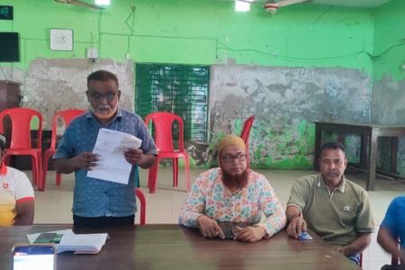 পাইকগাছা পৌরসভায় নোনা পানি উত্তোলন বন্ধে আইনজীবী এফএমএ রাজ্জাক'র সংবাদ সম্মেলন