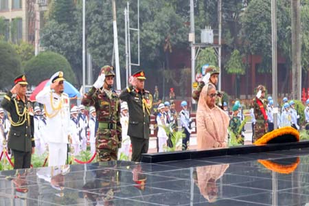 প্রধানমন্ত্রীর শিখা অনির্বাণে পুষ্পস্তবক অর্পণ