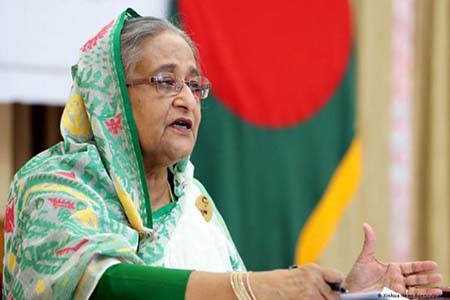 চা শ্রমিকদের সাথে প্রধানমন্ত্রী