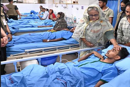সন্ত্রাসী হামলায় আহতদের দেখতে কুর্মিটোলা জেনারেল হাসপাতালে প্রধানমন্ত্রী