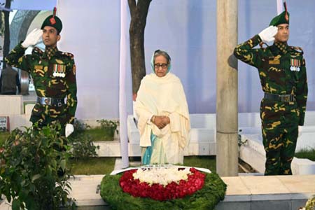 বঙ্গবন্ধুর প্রতিকৃতিতে শ্রদ্ধা ও বনানী স্বজনদের কবর জিয়ারত করেন প্রধানমন্ত্রী