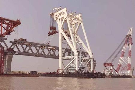 পদ্মা সেতুতে ৩০তম স্প্যান বসিয়ে দৃশ্যমান হলো ৪.৫কিমি