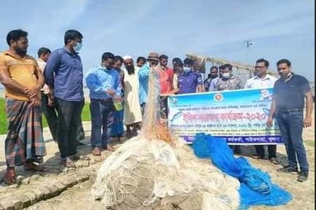 জাল ও নেটপাটা অগুনে পুড়িয়ে বিনষ্ট
