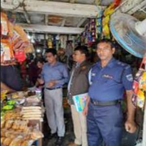 পাইকগাছা বাজারে ভোক্তা- অধিকার সংরক্ষণ অধিদপ্তরের অভিযান ৫২ হাজার টাকা জরিমানা আদায়