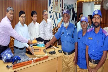 পাইকগাছায় গ্রাম পুলিশদের মাঝে পোশাক সহ বিভিন্ন সামগ্রী বিতরণ