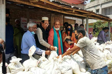 পঞ্চগড়ে জুটমিলের চারশত শ্রমিকে খাদ্য সামগ্রী বিতরণ