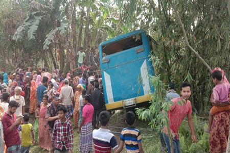 পঞ্চগড়ে নিয়ন্ত্রণ হারিয়ে বাস খাদে নিহত ১ আহত ২০