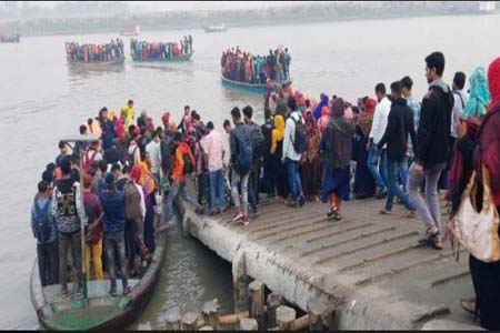 পানগুছি নদীতে ঝুঁকি নিয়ে ট্রলারে পারাপার হচ্ছে হাজার হাজার মানুষ