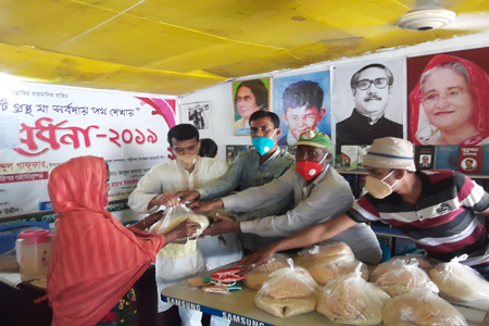 পত্নীতলায় দুঃস্থের মাঝে আ’লীগ নেতা স্বপনের ত্রান বিতরণ
