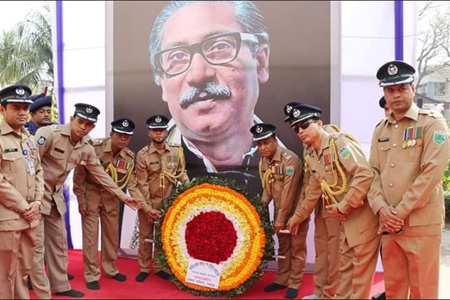 পুলিশের শ্রদ্ধা নিবেদন