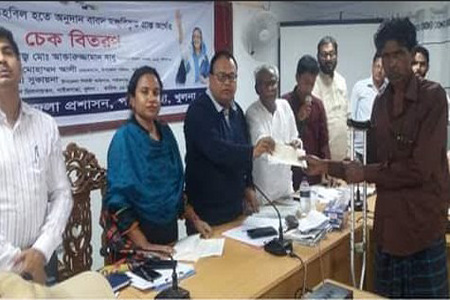 ২৫ লাখের চেক প্রদান