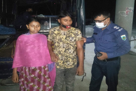 পুলিশের গাড়ীতে হাসপাতালে