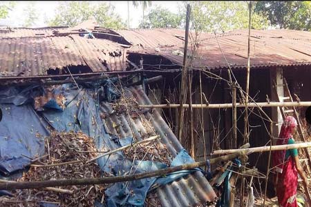 ধামইরহাটে রসপুর আবাসন কেন্দ্রের জরাজীর্ণ ঘরে বাস করছেন ভূমিহীনরা