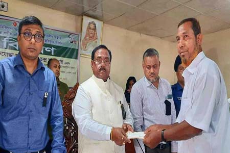 পোরশায় প্রধানমন্ত্রীর অনুদানের চেক বিতরণ