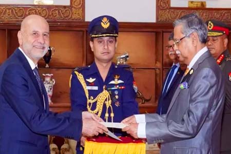 রাষ্ট্রপতির কাছে ইটালির  রাষ্ট্রদূতের পরিচয়পত্র পেশ