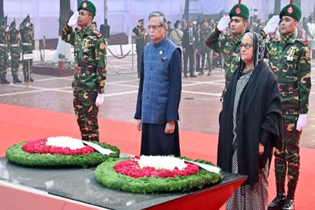 শহীদ বুদ্ধিজীবীদের প্রতি রাষ্ট্রপতি ও প্রধানমন্ত্রীর শ্রদ্ধা নিবেদন
