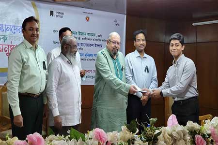 প্রবাসী কর্মীর মেধাবী সন্তানদের মাঝে শিক্ষাবৃত্তির চেক বিতরণ