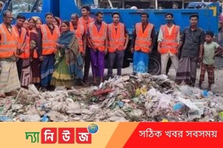 থানা যাতায়াতের রাস্তার প্রধান ফটকে ময়লা ফেলে প্রতিবাদ