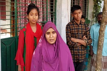 রাজারহাটে পিতৃ পরিচয়ের দাবিতে স্ত্রী- সন্তানদের অনশন