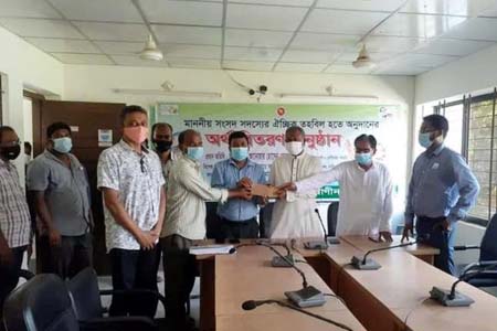 রাণীনগরে এমপির ঐচ্ছিক তহবিল হতে ৩৫ জনের মাঝে অর্থ বিতরণ