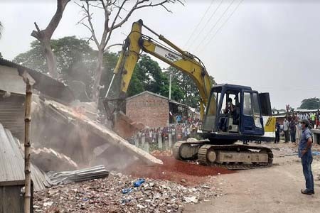 রাণীনগরে রেলওয়ের জায়গা থেকে আড়াই শতাধীক অবৈধ স্থাপনা উচ্ছেদ